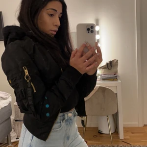 Vår jacka!! - En snygg alpha industries jacka i storlek XS . har tyvärr ingen användning av denna jackan längre därav så säljer jag den. 