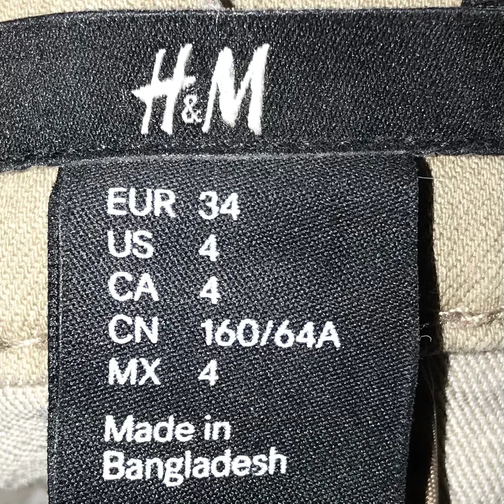 Jättefina beige/bruna byxor från H&M i Storlek 34. Sparsamt använda. Dm vid intresse, pris kan diskuteras. Köparen står för frakten🌸. Jeans & Byxor.