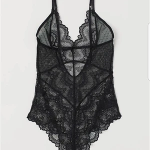 Body spets från Hm, aldrig använd! Strl M - Jättefin body i spets från Hm, fin i ryggen. Aldrig använd! Lappar och trosskydd kvar.