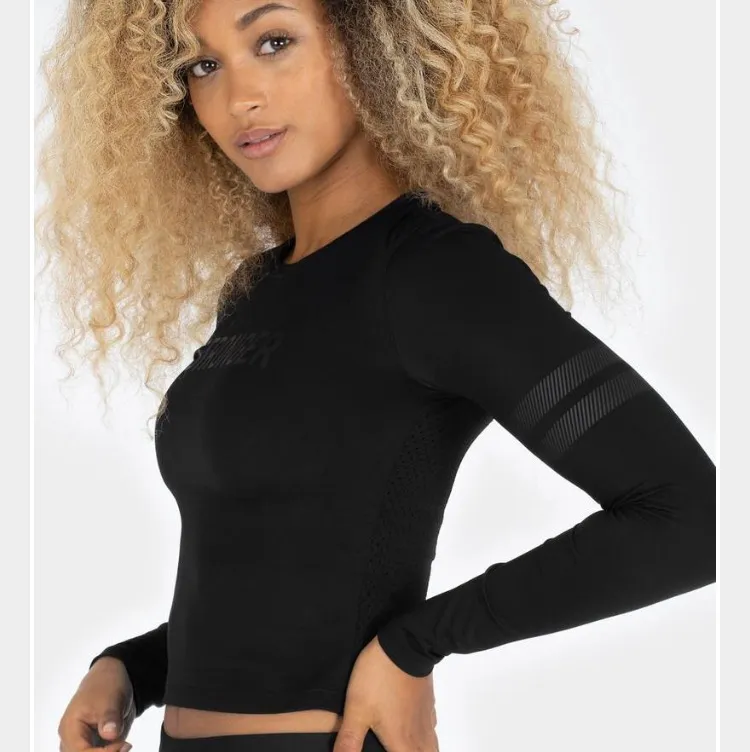 En svart långärmad stronger tröja. Jätte fint skick men används tyvär inte. Köpte för 500kr och säljer för 350kr🖤(pris går att diskudera). Hoodies.