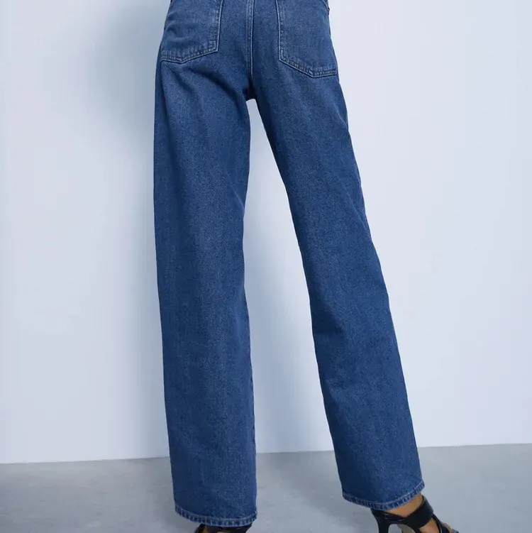 Säljer dessa slutsålda wide leg jeans från Zara i en blå färg. Stolek 34, köpta nu i höstas och inte allt mycket använda💕💕 200kr + frakt eller högst bud. Jeans & Byxor.