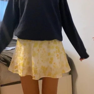 Superfin kjol - Jättefin gul blommig minikjol från Charlie Holiday, inköpt från bloomingdales. Storlek xs/s. Aldrig använd! ❣️ nypris ca 800kr, frakt tillkommer