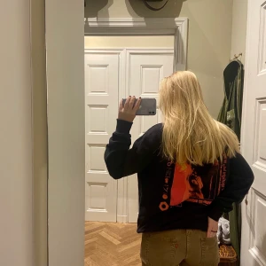 Hoodie - Med coolt tryck där bak , bud 95kr, OBS BUDGIVNINGEN AVSLUTAS VID LUNCH IDAG‼️😬❤️