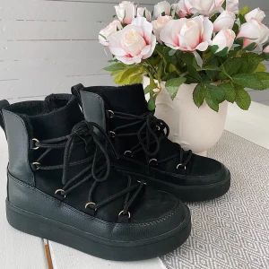 Vinterskor strl 37🖤 - Vinterskor från Hm, väldigt bra skick då dom knappt är använda! dom är även fodrade, köparen står för frakt. Skriv vid intresse eller frågor!🤍
