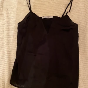 Top med detalj  - Top från NAKD. Strl 34.