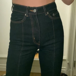 Weekday, jeans men synlig söm - Skitsnygga jeans från weekday i mörkblå färg med synliga sömmar! Storlek 25/30! Jag är 175 och har på mig dem på bilderna.