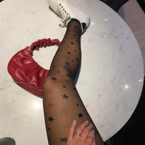 Strumpbyxor - Oanvända strumpbyxor, kvar i förpackningarna. Finns med stjärnmönster och blixtmönster.