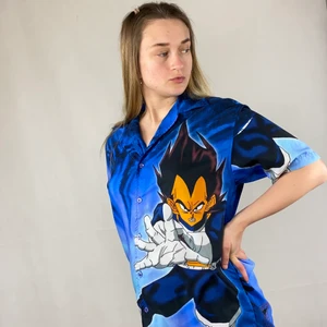 Button Up - Tunt, luftigt material, 100% polyester. Från Autarger.NYC. I toppenskick, storlek XS. Mått rakt över byst 58cm, längd 67cm och från axel till axel 50cm. Modellen använder storlek S och är 169cm. SafePay knappen är aktiverad så det går att köpa direkt utan att behöva meddela! Tar annars swish! Använder helst Safepay då det blir säkrare för båda (Safepay tar 10% av betalningen och spårbar frakt på 66kr är inräknad i priset) 