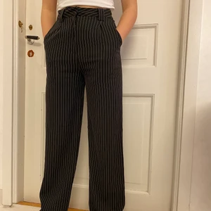 Nakd svartvit randiga kostymbyxor  - Size 34. Modell på bilden 163cm. Nypris 399kr. Knappen sitter något löst, men går lätt att fixa. Frakten tillkommer 