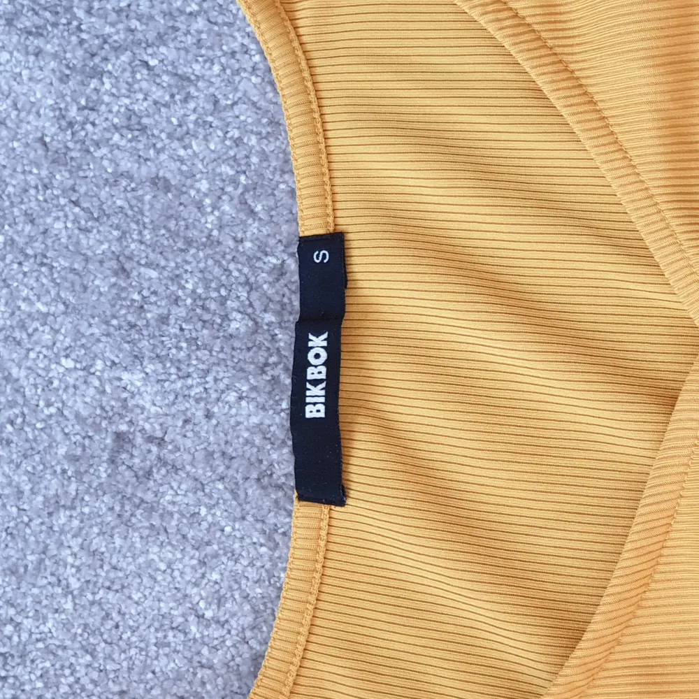 Fin gul tröja från bikbok i storlek S, använd men fortfarande i bra skick. Säljer för 70 kr, köpare står för frakt på 48 kr. ❤️ . Toppar.