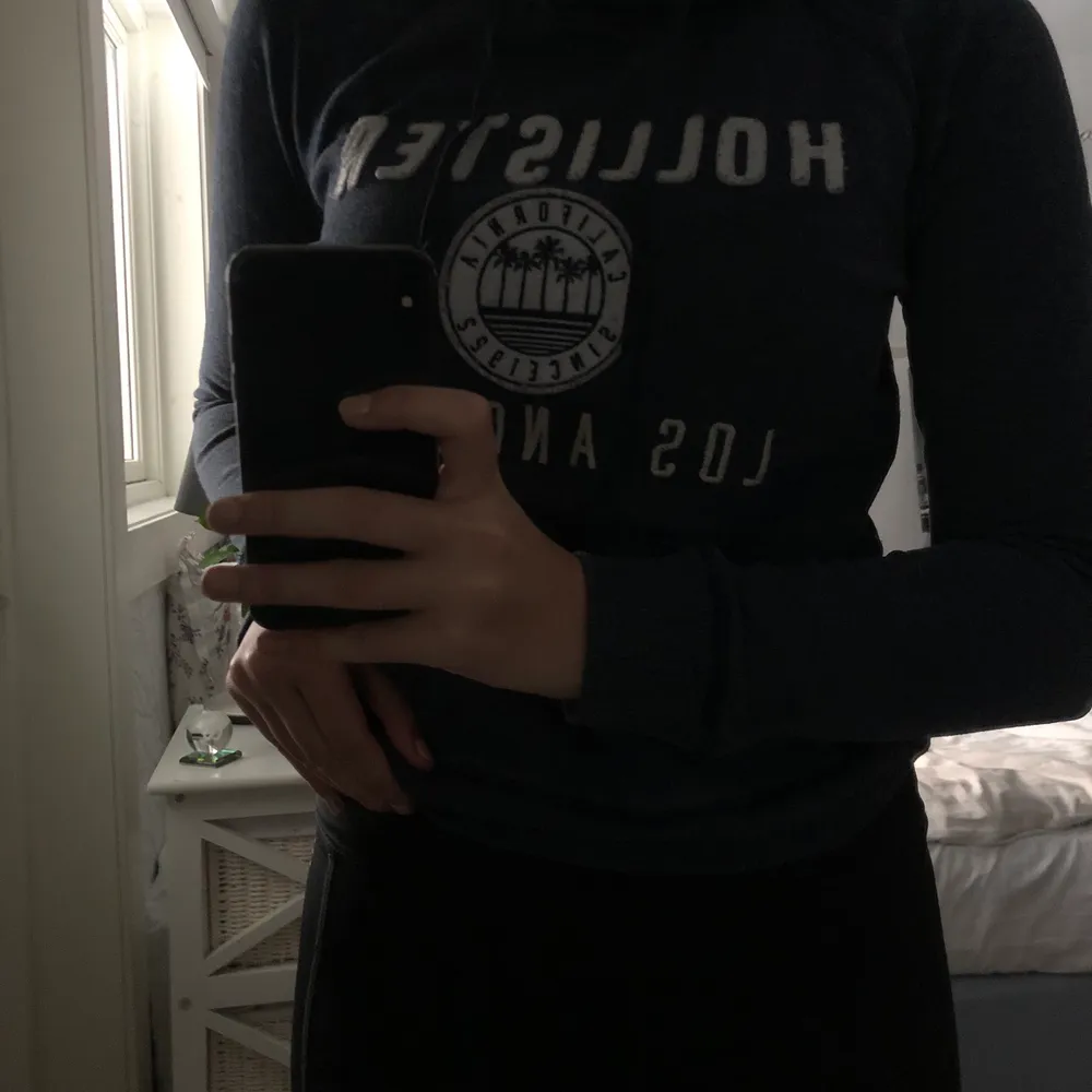 En tunnare marinblå hoodie från Hollister. Frakt tillkommer <3. Hoodies.