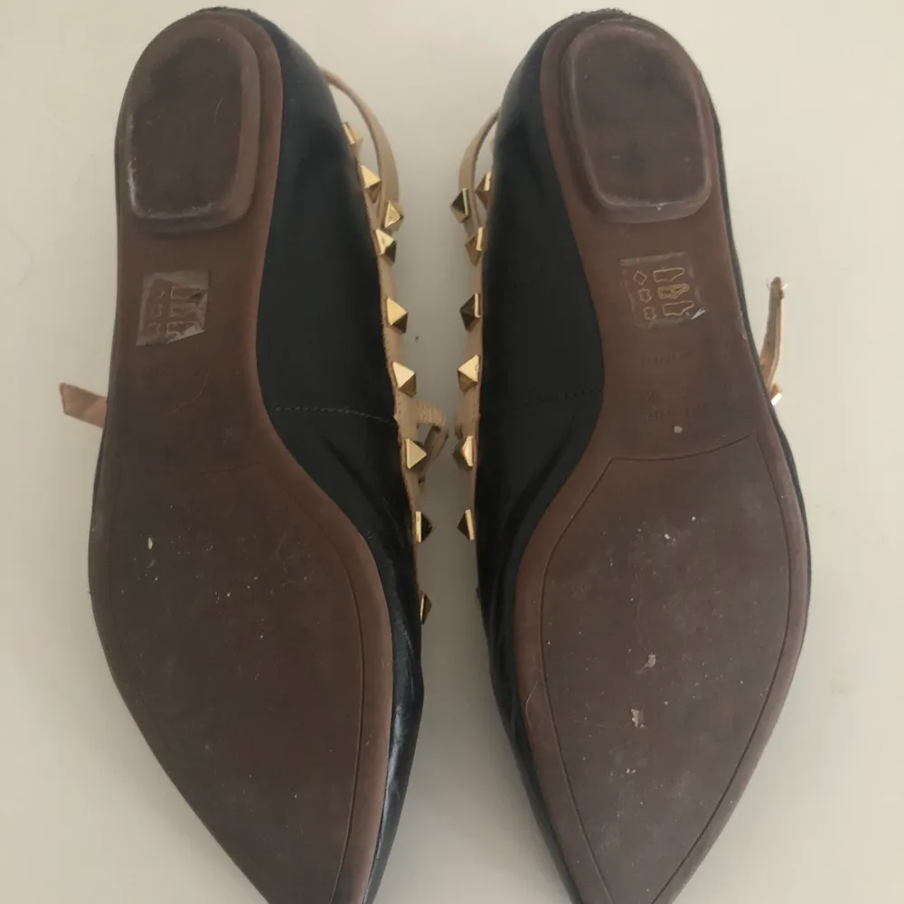 Skor från Shoe Biz Copenhagen, storlek 38 och inköpta 2018. Använda 2 gånger, superfint skick och liknar Valentino Rockstud skor, men de riktiga kostar runt 7000kr!. Skor.