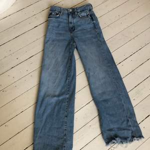 Blåa jeans ifrån zara i storlek 32. Raka ben och hög midja. Färgen är ljusare än på bilderna. Använda bara några gånger. Som nya. 