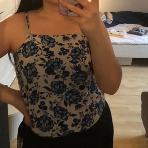 Linne - Superfint linne med justerbara axelband! Använd fåtal gånger. Köparen står för frakten OBS finns billigare frakt men paketet är isåfall inte spårbart!