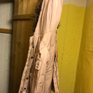 Odd Molly  - Superfin odd Molly jacka i rosa. I använt skick men i fint skick. Ett hål i ena fickan på insidan men går att laga.  Säljes då den inte används och bara hänger 🌸 