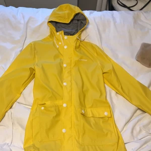 Gul regnjacka från Everest! - Gul regnjacka från Everest! Köpt i strl 40 men är lite liten i storleken, passar nog mer en M, 150kr plus frakt!🥰