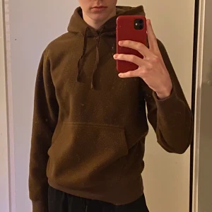 Weekday hoodie  - Small , köpt sommaren 2020 men knappt använd för den är för liten , flis material typ , superskön , på mig sitter den ganska tajt men det är försatt jag är Medium. BUDA PÅ!!! Fler bilder finns:)