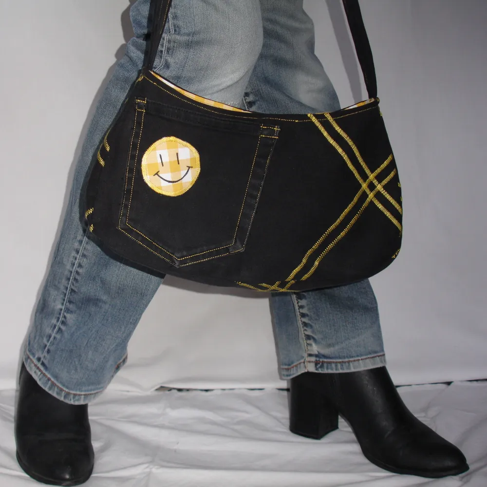 Handsydd svart jeansväska med påsydda applikationer, gul insida och innerficka med dragkedja. Fler bilder finns på @avpermert frakt:44kr . Väskor.