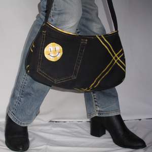 Handsydd svart jeansväska med påsydda applikationer, gul insida och innerficka med dragkedja. Fler bilder finns på @avpermert frakt:44kr 