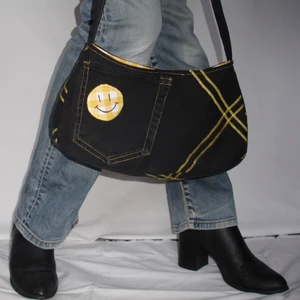 Svart jeanshandväska med gula detaljer  - Handsydd svart jeansväska med påsydda applikationer, gul insida och innerficka med dragkedja. Fler bilder finns på @avpermert frakt:44kr 