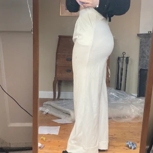 Kostymbyxor  - Endast använd 1 gång. Kostymbyxor från nelly, orginalpris 350kr, köpare står för frakt. Storlek M men passar säkert L med. 