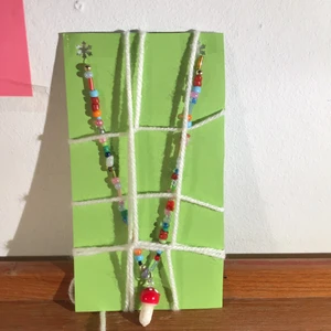 Svamp halsband - Svamp halsband med flera olika pärlor i olika färger:)