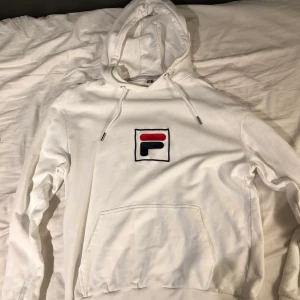Vit Fila hoodie - Vit Fila hoodie i väldigt bra skick. Strl M (herrstorlek). Pris: 300 eller högst bjudande. Köparen står för frakten och fraktkostnaden är ungefärlig. 