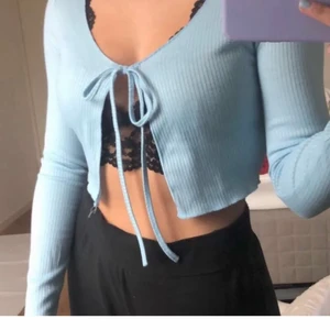 Kofta/topp - Lägger upp denna igen då förra köparen drog sig ur:) Världens sötaste topp som man knyter framtill! Den är knappt använd så i väldigt bra skick😊