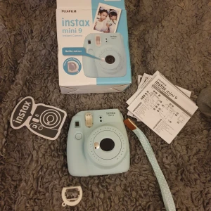 Polaroidkamera - Hej jag säljer nu min jättefina moderna polaroidkamera som är i en ljusblå färg. Den har använts två gånger och är i väldigt bra skick. Den har flera inställningar till olika ljus. Jag skickar med lådan jag fick den i, en närbild lins, ett klistermärke jag fick till och instruktionerna. skriv pm för frågor/pris❤