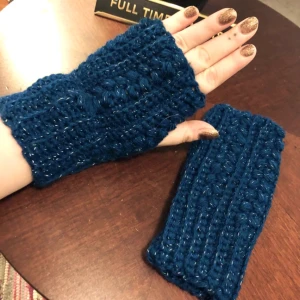  - Oerhört varma vantar i rent reflexgarn så att du verkligen syns i mörkret! Vantarna är i en fantastisk marinblå färg och är hemmavirkade, de är även flexibla så bör passa de flesta. 💙