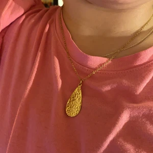 Halsband med droppe - Säljer ett fint halsband (inte äkta silver), gulpläterad. Köpt på glitter för 80kr så säljer för 50kr, köparen står för frakten. Hör gärna av er vid frågor och om ni vill ha fler bilder❤️
