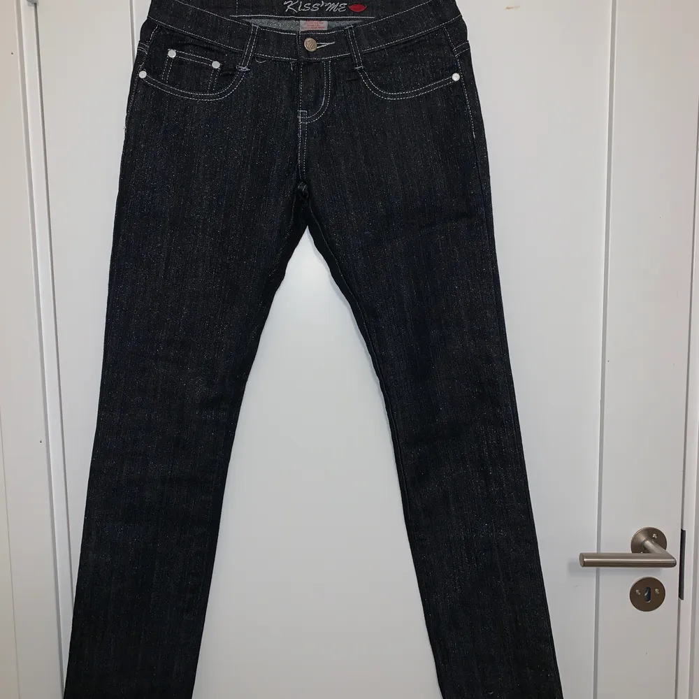 Suuupersnygga jeans som tyvärr är för små för mig. De passar jättebra i längden på mig som är 172 men passar en xs snarare än s. Jeans & Byxor.