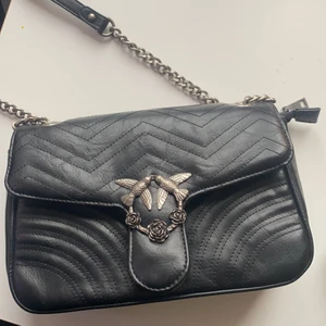 CHIQUELLE väska  - Aldrig använd, svart handväska från CHIQUELLE :)