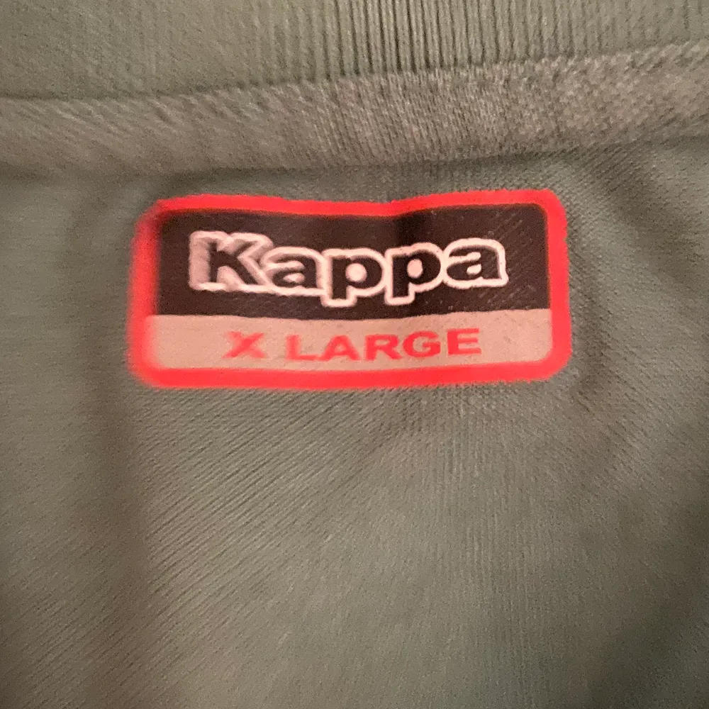 Grön oversize pikétröja från Kappa. Superfin att stoppa in eller croppa!. T-shirts.