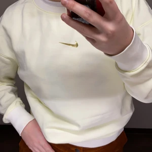 Nike tröja - Säljer denna Nike tröja, den ska egentligen vara lime-gul men den råkade tvättas i klorin. Blev typ dock ändå rätt coolt. Lite tiedye