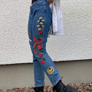 Jättefina broderade jeans från monki som tyvärr inte kommer till användning. Strl: W27. Skriv gärna om du har några funderingar!🥰
