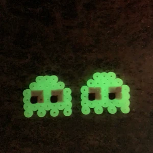 Lysande spöken - Två lysande spöken gjorda av pärlor. Som passar perfekt till dig som är mörkrädd. Jättecoolt ljus kommer om man tänder lampan.