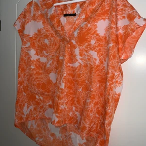 Corall förgad topp✨ - Sååå skön topp/blus från Åhlens i vit och corallorange✨ 