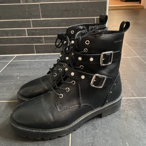 Snygga kjängor med detaljer - Ascoola kjängor med detaljer, nitar och pärlor. Supersnygga att styla med kjol och strumpbyxor tex. Märket är attitude. Knappt använda samt nästan inga defekter. Aningen skrapta på insidan men inget man ser när man har på dom! Storlek 39, 200kr❤️