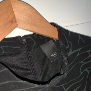 Klänning från Ichi! - Supersöt klänning från Ichi med dragkedja i ryggen💕 