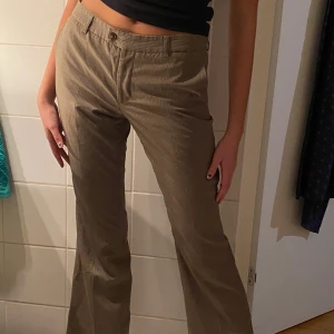 Beiga kostymbyxor - Jättefina kostymbyxor som är beiga och är svagt rutiga! Jag är 178 cm lång så dom är för korta på mig. Lågmidjade  och jättefina till vilken topp som helst🤩 ca 80 cm innerbenslängd 