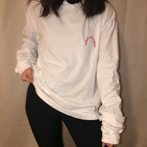 Hoodie med tryck på ryggen - junkyard - Asball hoodie i t-shirtsmaterial med tryck på ryggen från junkyard. Köpt second hand, i gott skick. Står M, antagligen herrstorlek. Snygg oversized eller cropped. Säljer pga för lite användning. Är 160 och vanligtvis xxs/xs (text: love thyself)