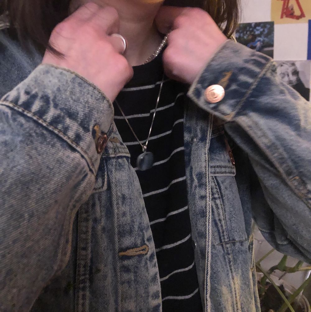 Nästintill oanvänd jeansjacka från Vero Moda. Använd en gång, superskick! Rejält jeansmaterial✨ Sitter oversized på en S. . Jackor.