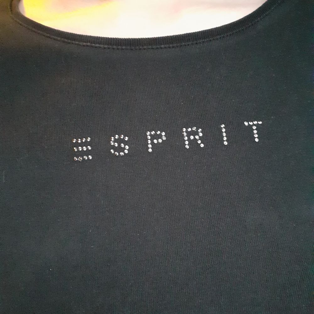 T-shirt från Esprit❤Har vikt upp tröjan på bild 1 för en illusion av en croppad t-shirt då den även skulle vara supersnygg som det(kan man välja att klippa kortare isåfall). Fint skick! Frakt: 45:- med postnords vadderade S-kuvert. P.S. Säljer byxorna i annan annons!!. T-shirts.