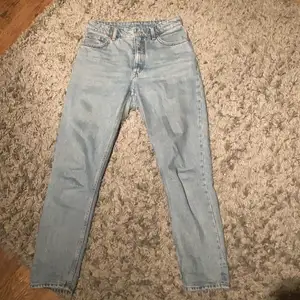 Säljer ett par mom jeans från Monki i storlek 28 i passformen ”high relaxed”, alltså är de högmidjade. Är vanligtvis storlek 27-28 i jeans men dessa är för små över låren på mig och passar nog bra för mindre storlekar. Köparen står för frakten🌸