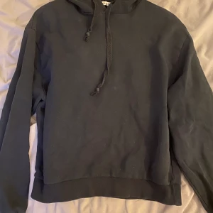 Hoodie - Svart Hoodie från NAKD. Använd men i fint skick! Tillkommer frakt på 59kr! Skriv privat för fler frågor 🥰