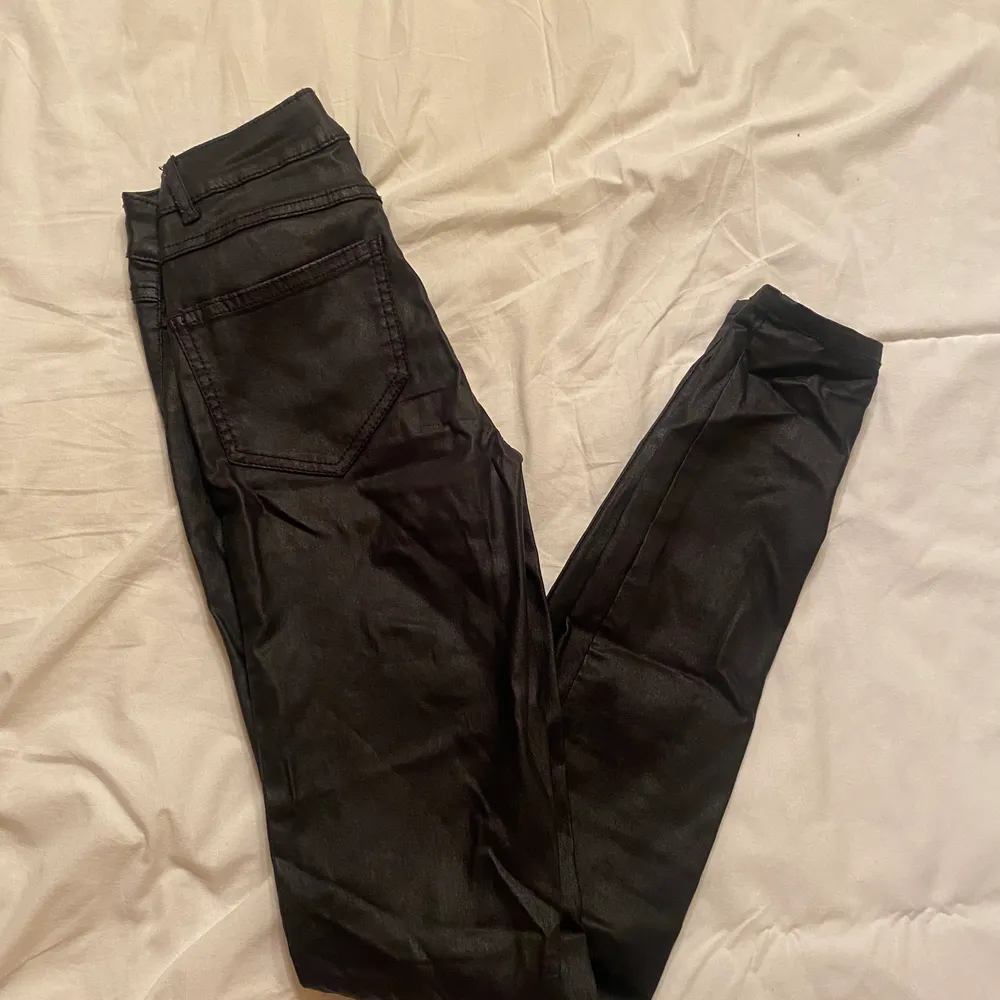 Ett par skinnbyxor från vila i storlek XS, köpt för 500 säljer för 70 kr + frakt! Säljer då det är för små för mig . Jeans & Byxor.