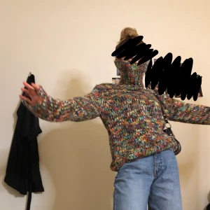 Stickad tröja  - Stickad tröja i flera färger och lite silverglitter. Polokrage och utsvängda ärmar 💞