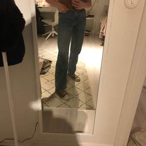 Ett par utsvängda jeans, storlek: xs(158), fraktar gärna, skriv ifall ni har några frågor🤎