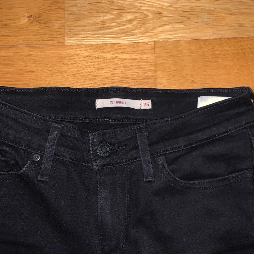Svarta Levis modell 711 skinny som är rippade. De är lite stretchiga och sitter väldigt bekvämt. Använda ett fåtal gånger, säljer pga förändrad stil :). Jeans & Byxor.